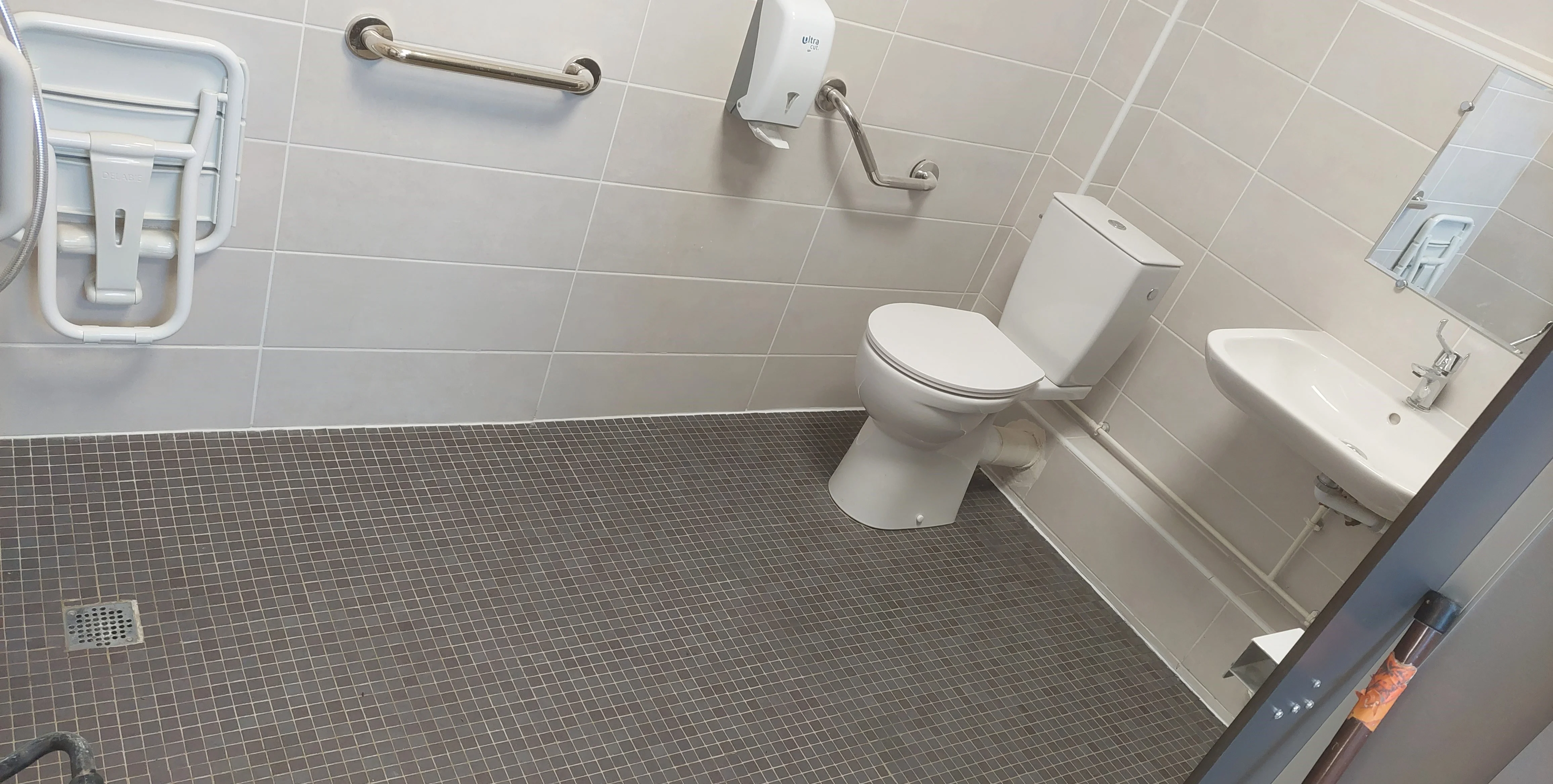 Travaux de pose de carrelage réalisés par Handibat